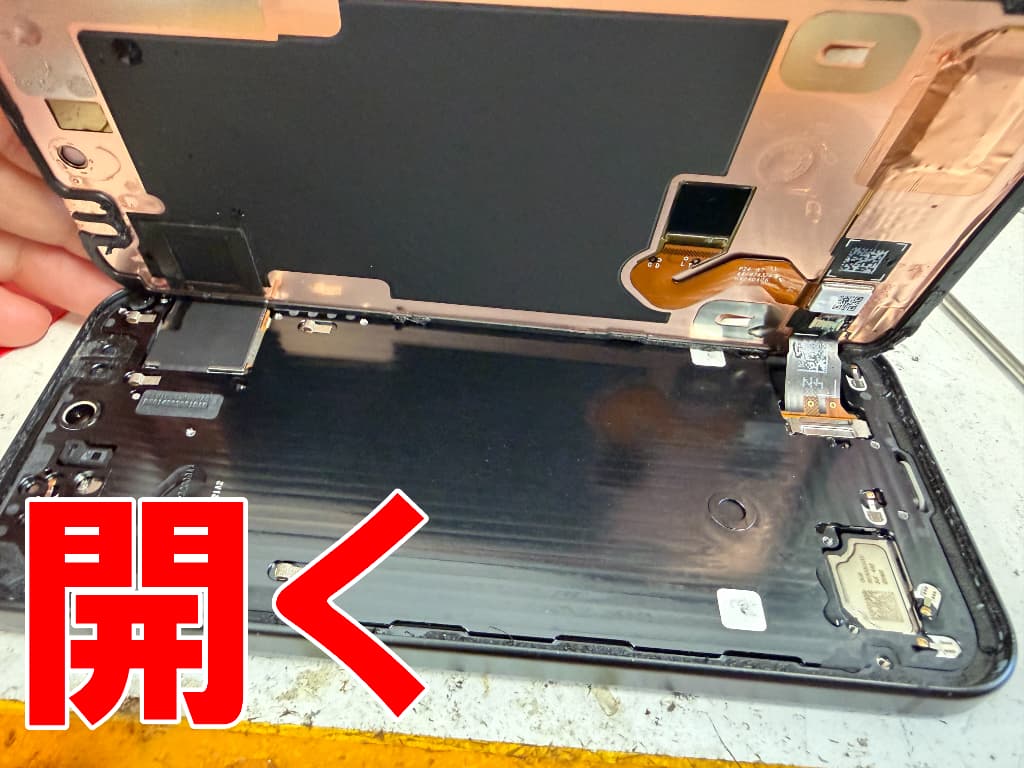 画面を開いて分解したフロントパネル修理中のピクセル9プロ
