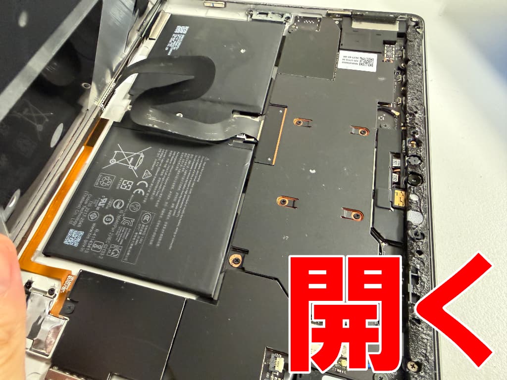 液晶画面を開いて分解した電池パック交換中のSurfaceGo3