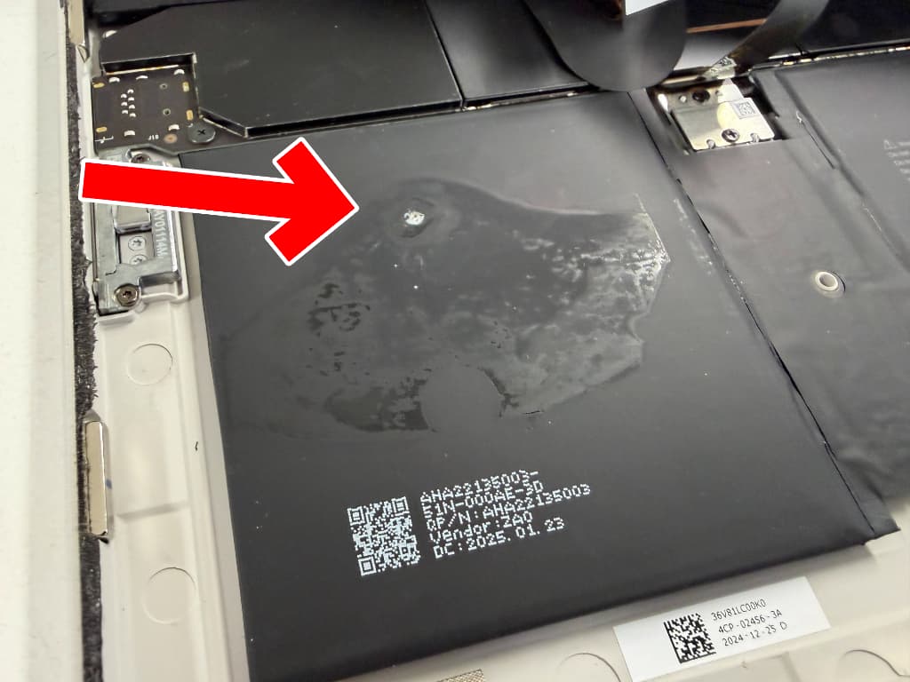 バッテリーに穴が空いて膨張しているサーフェスゴー3
