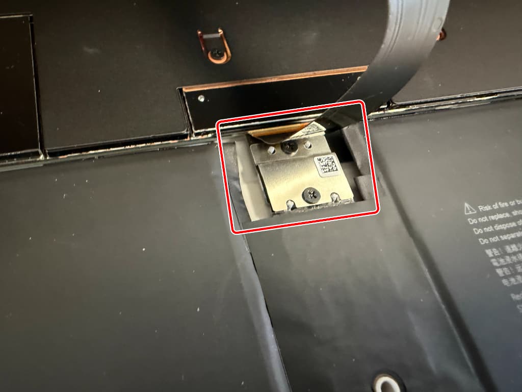 本体中央部分にバッテリーの接点があるサーフェスゴー3
