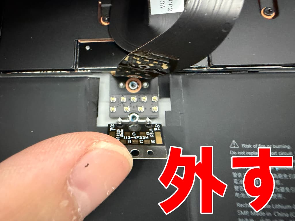 バッテリーの接点を外したスピーカー交換修理中のSurface Go3