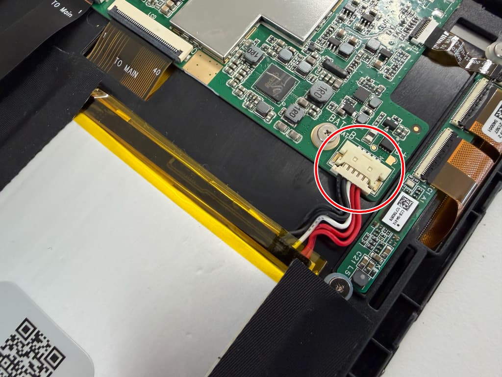 バッテリーコネクタが基板に接続されているZ会専用タブレット