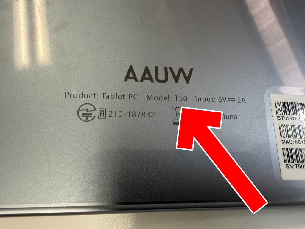 背面パネルに型番が記載されているAAUW T50