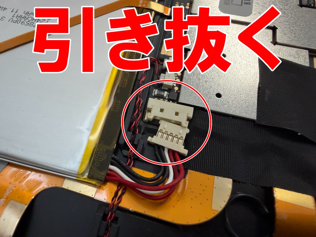 基板からバッテリーコネクタを引き抜いた充電器差し込み口修理中のaiwa tab AS11L