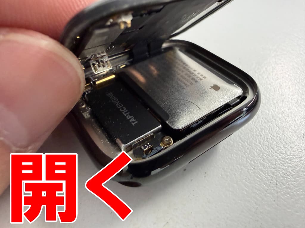 画面を開いて分解した電池パック交換修理中のAppleWatchSeries7 41mm