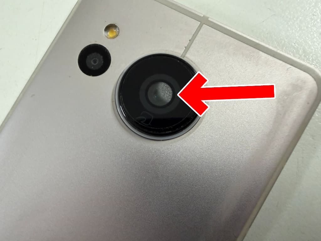 バックカメラ内部が結露している水没修理中のAQUOS sense7