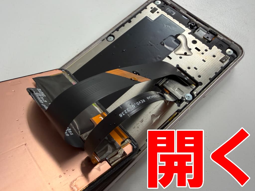 画面を開いて分解した水没修理中のAQUOS sense7