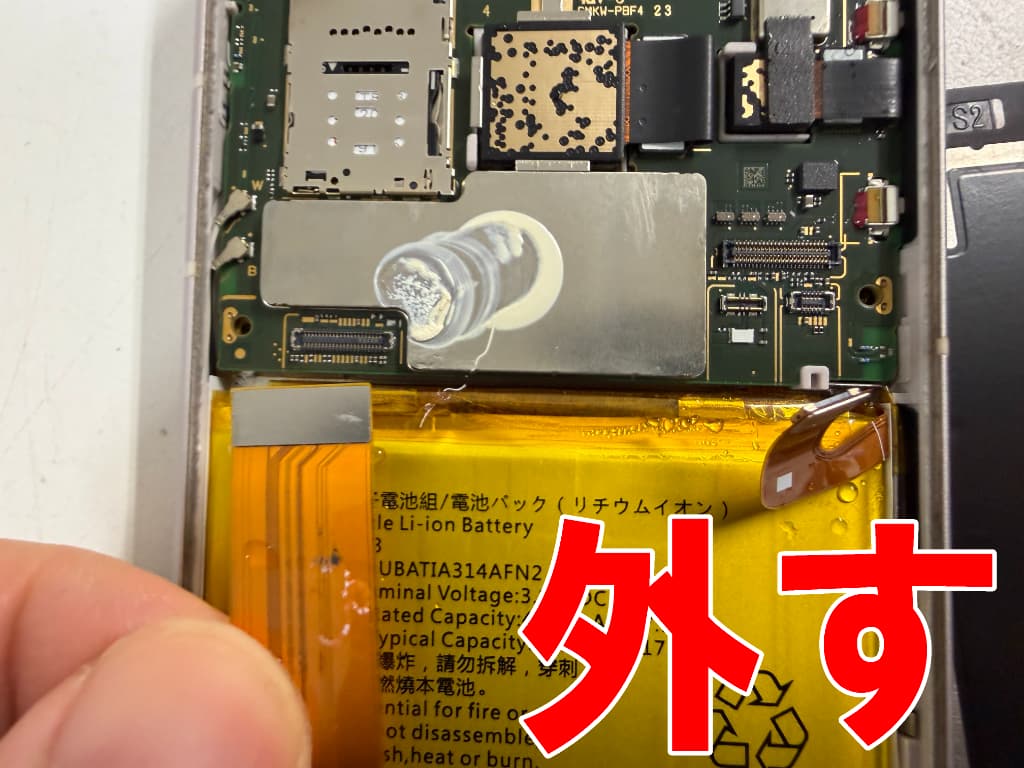 メイン基盤からコネクタ類を外している水没修理中のAQUOS sense7