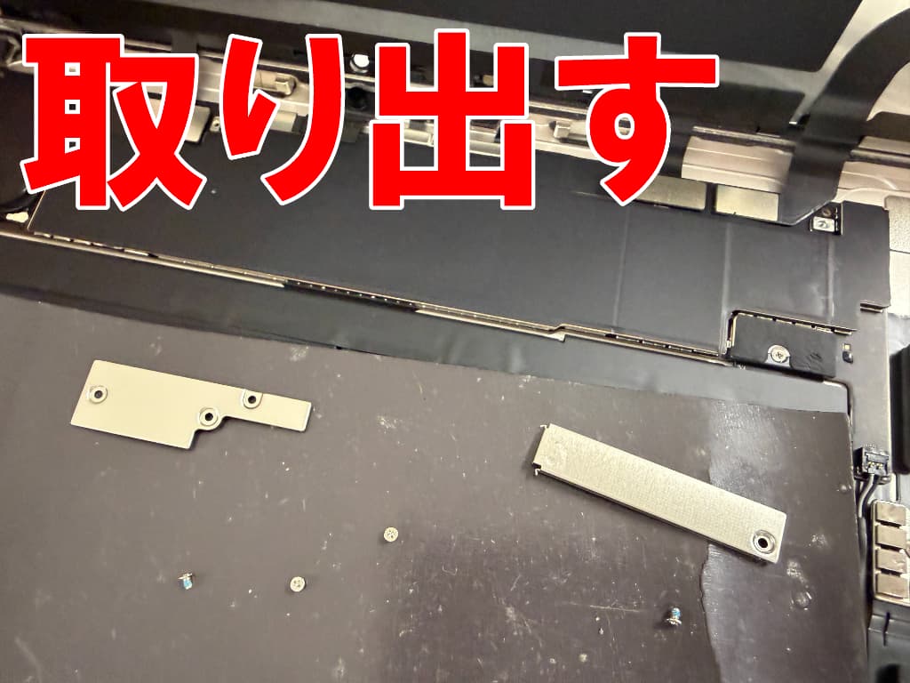画面パーツコネクタを固定した銀板を取り出したiPadAir11インチ M4