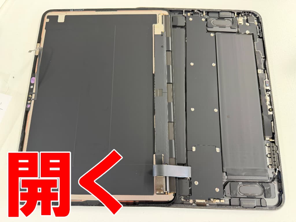 画面パーツを開いて分解した水濡れ修理中のiPad Pro 11インチ(M4)