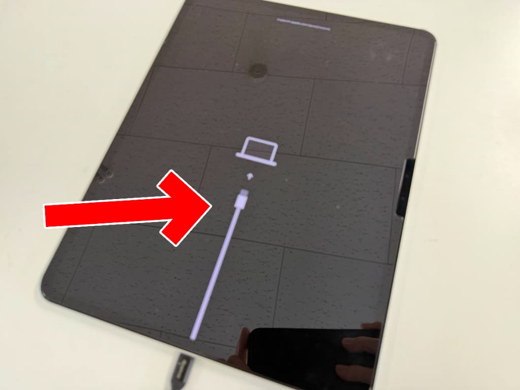 充電器を挿すとリカバリーモードになる電源ボタンが陥没している13インチiPad Pro (M4)