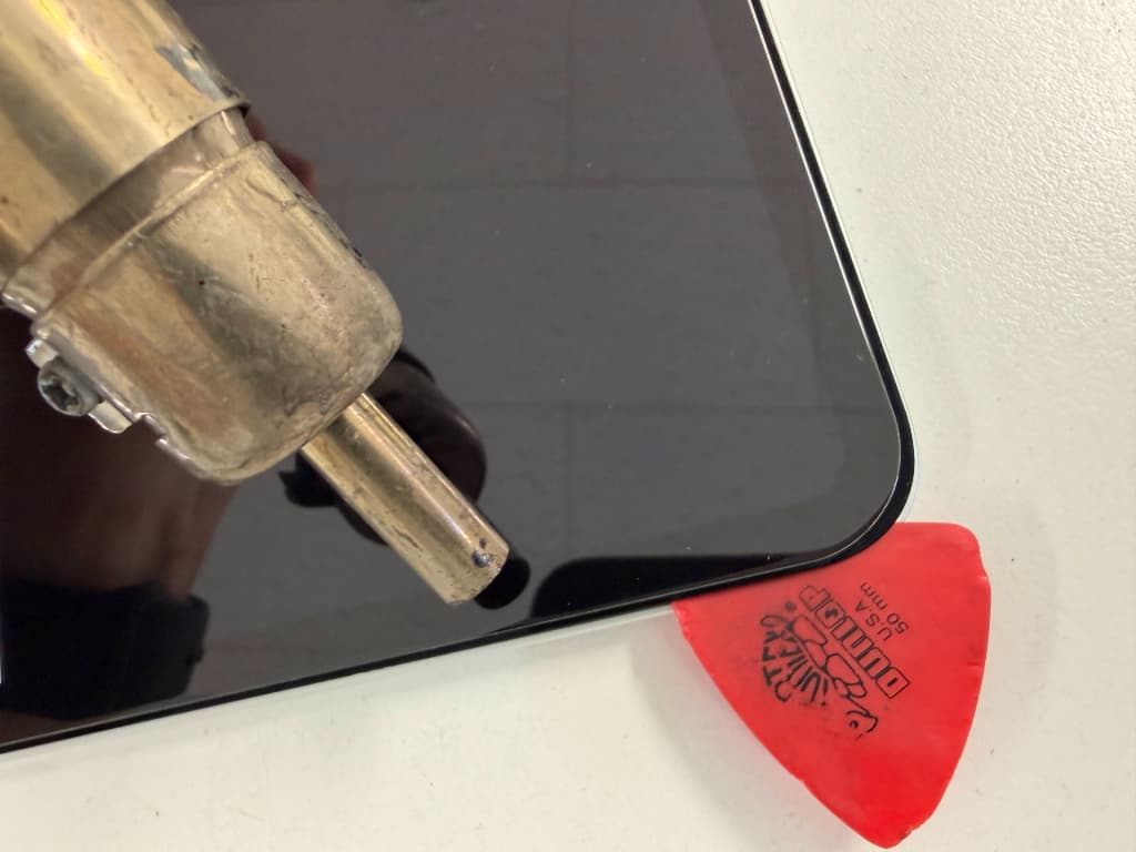 画面に温風を当てている電源ボタン修理中のiPad Pro 13inch M4