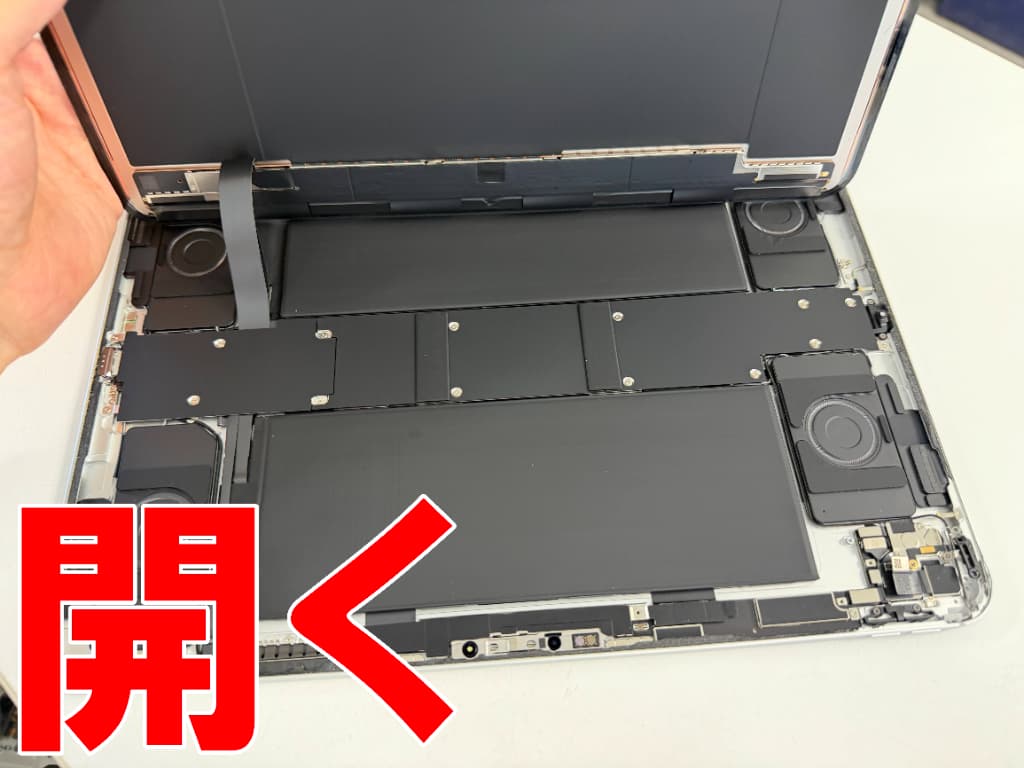 画面を開いて分解したスリープボタン修理中の13インチiPadPro(M4)