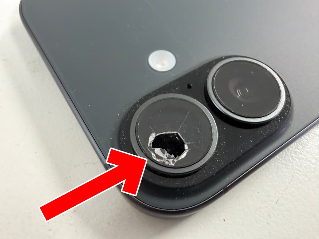 リアカメラレンズが破損した穴が空いているiPhone16