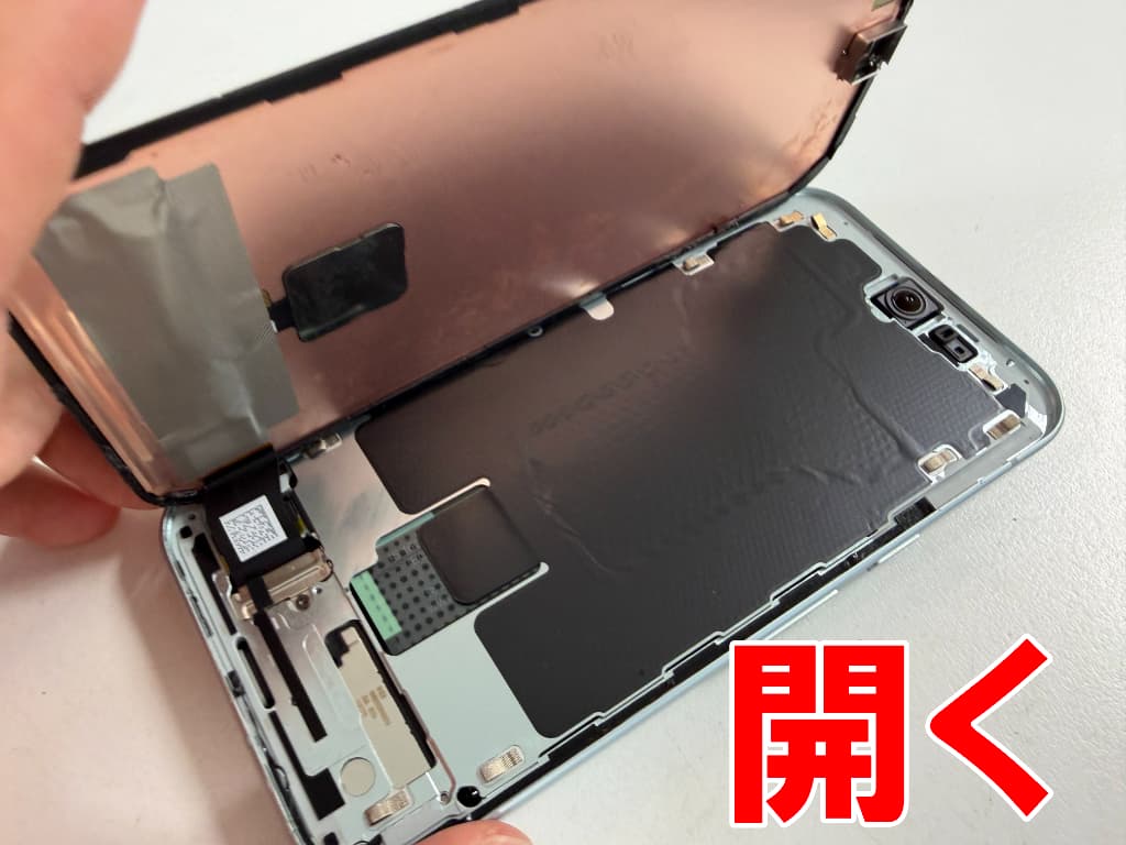 破損した画面パーツを本体フレームから剥がして分解したPixel 10a