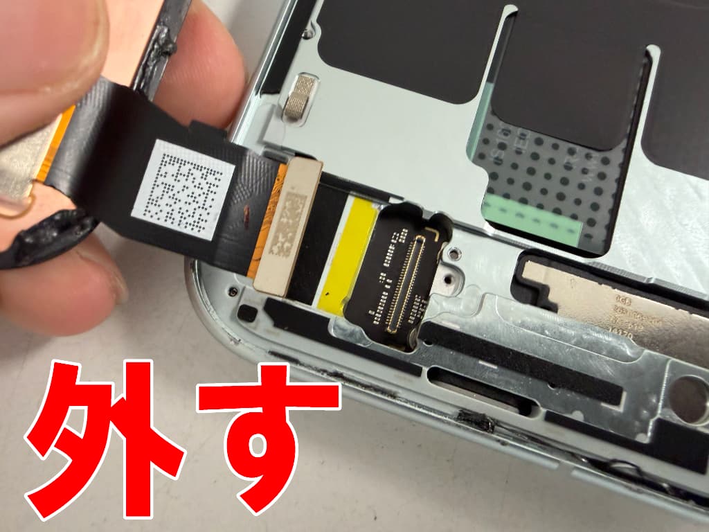 画面パーツコネクタを基板から外したPixel10a