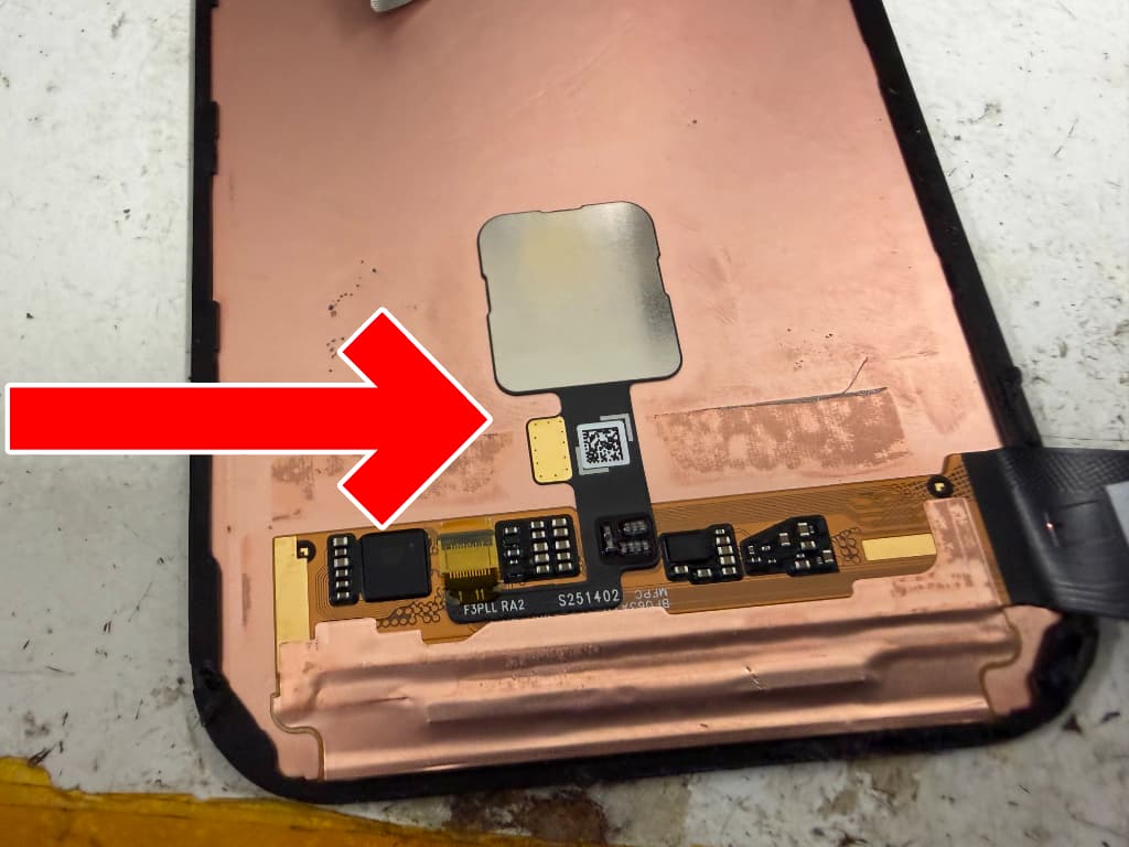 画面下部に指紋認証ケーブルが接着されているPixel10a