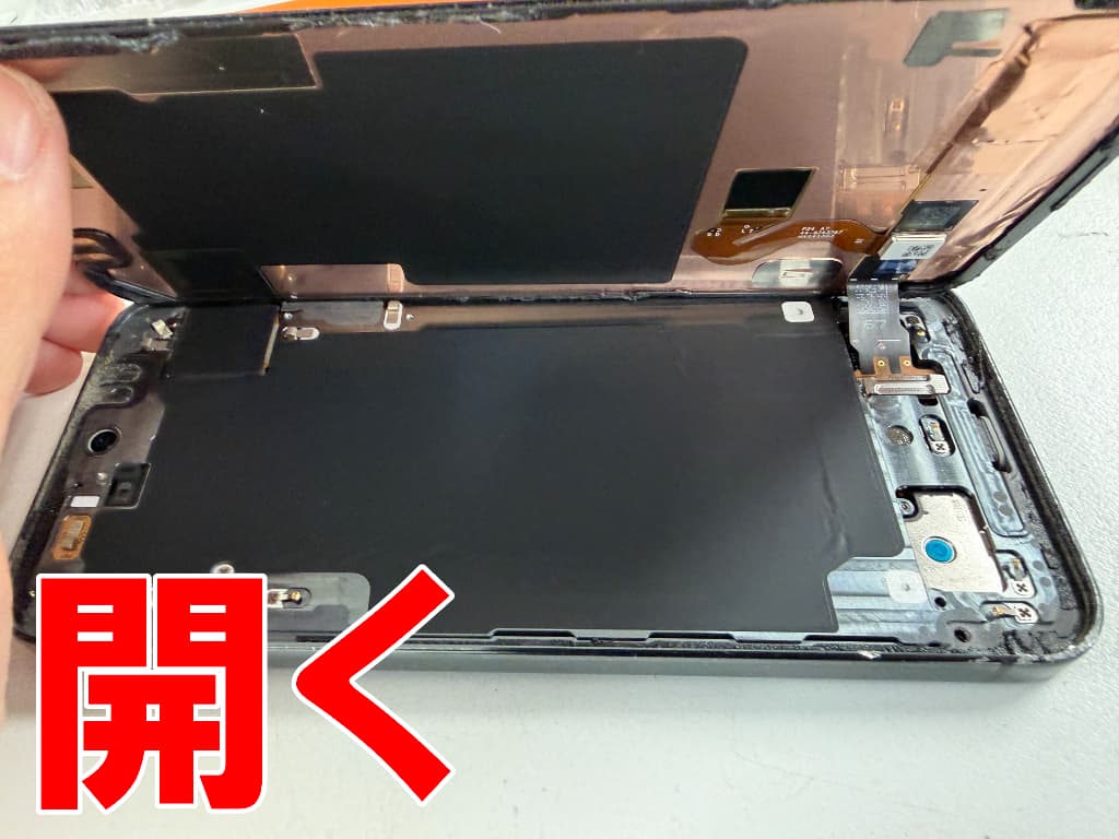 画面を開いて分解した画面交換修理中のPixel9ProXL