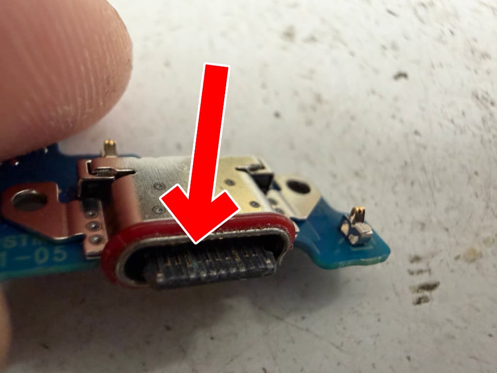 タイプC USB充電端子が腐食しているXperia 10 Ⅵ
