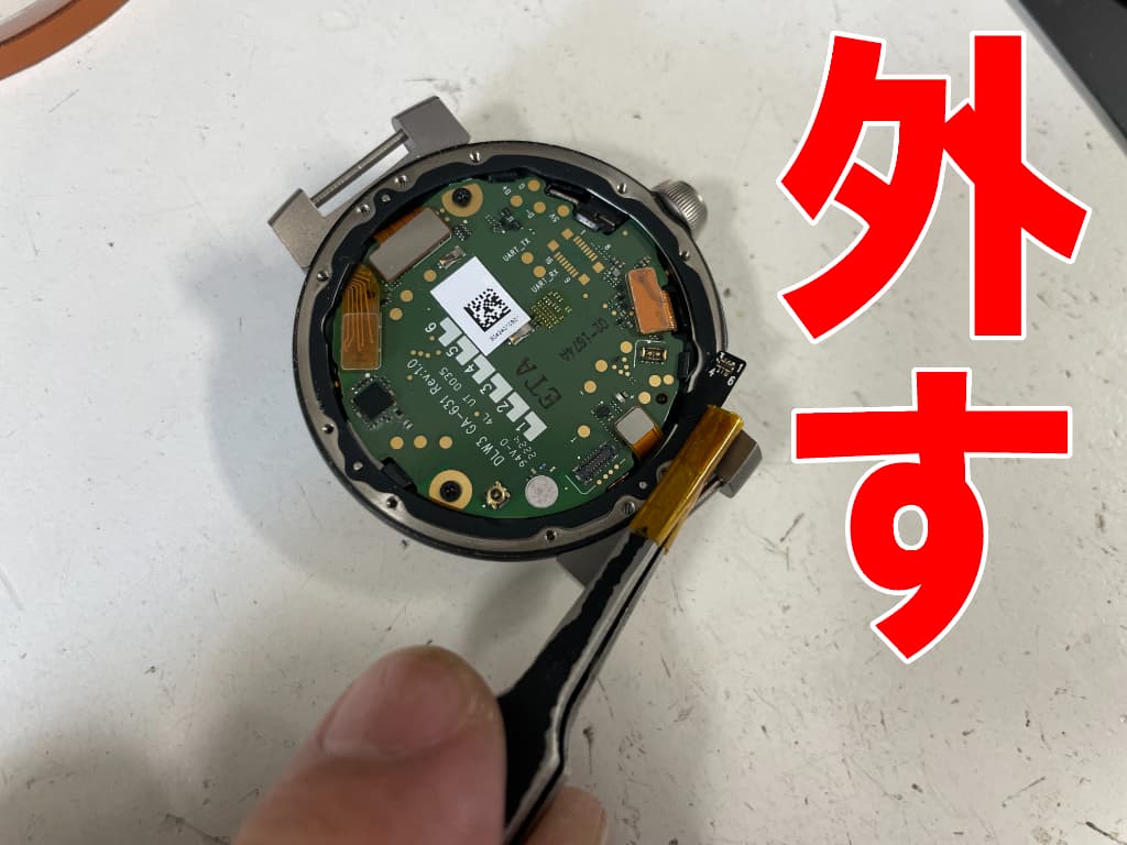 基板からコネクタ類を外している電池交換修理中のLOUIS VUITTON タンブールホライゾンライトアップ