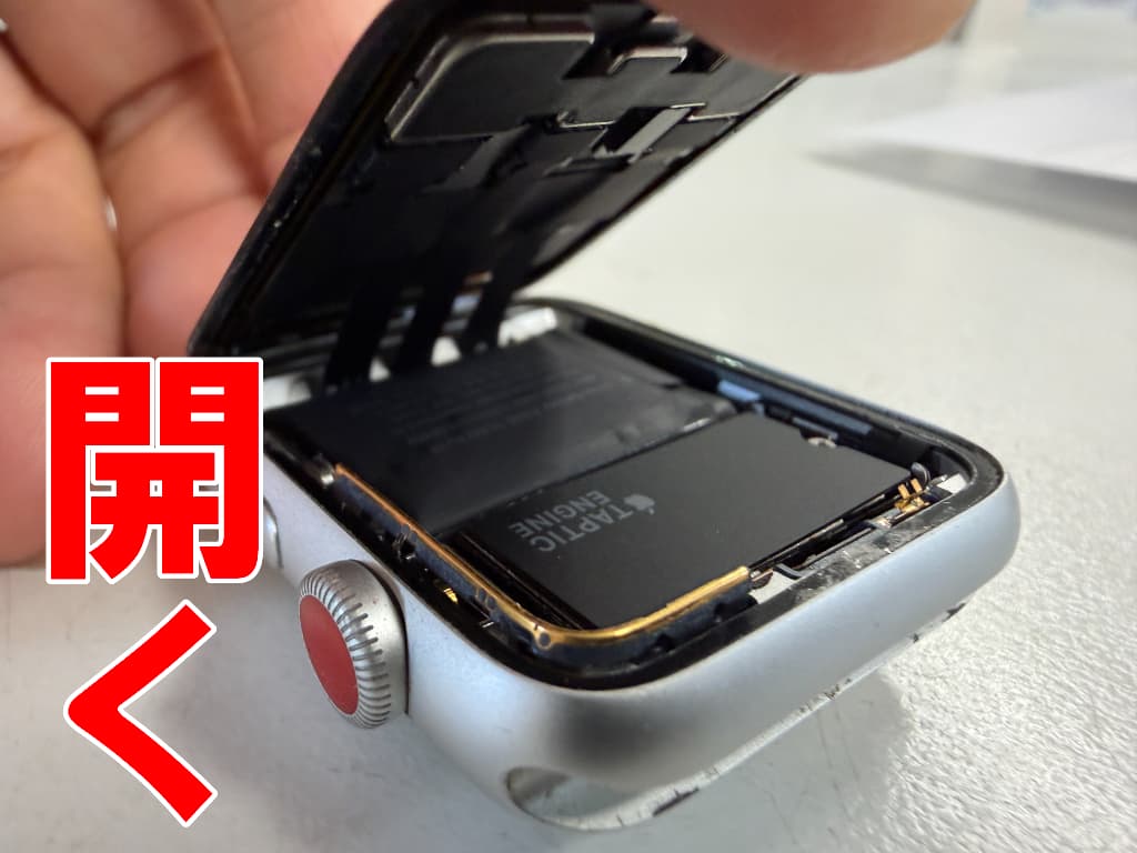 画面パーツを開いて分解したアップルウォッチシリーズ3 42mm