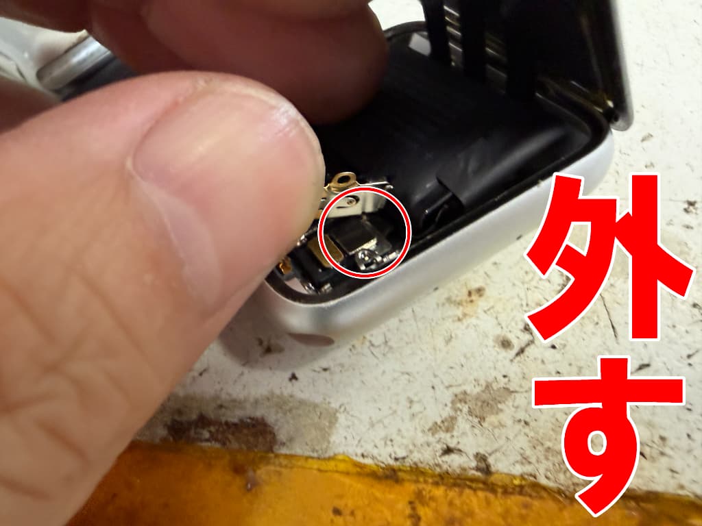 バッテリーコネクタを外した電池交換修理中のアップルウォッチ3 42mm