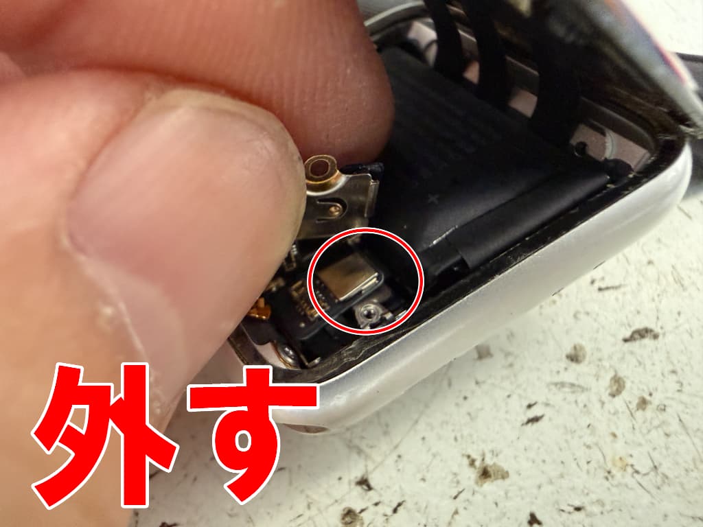バッテリーコネクタを外した電池交換修理中のアップルウォッチ３ 38mm