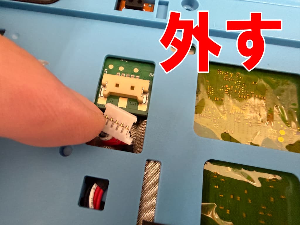 基板からバッテリーコネクタを引き抜いたドックコネクタ交換修理中のチャレンジパッド第6世代