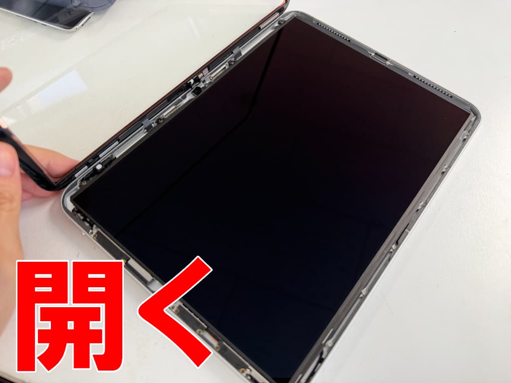画面を開いて分解した電源ボタン修理中のiPad (A16)