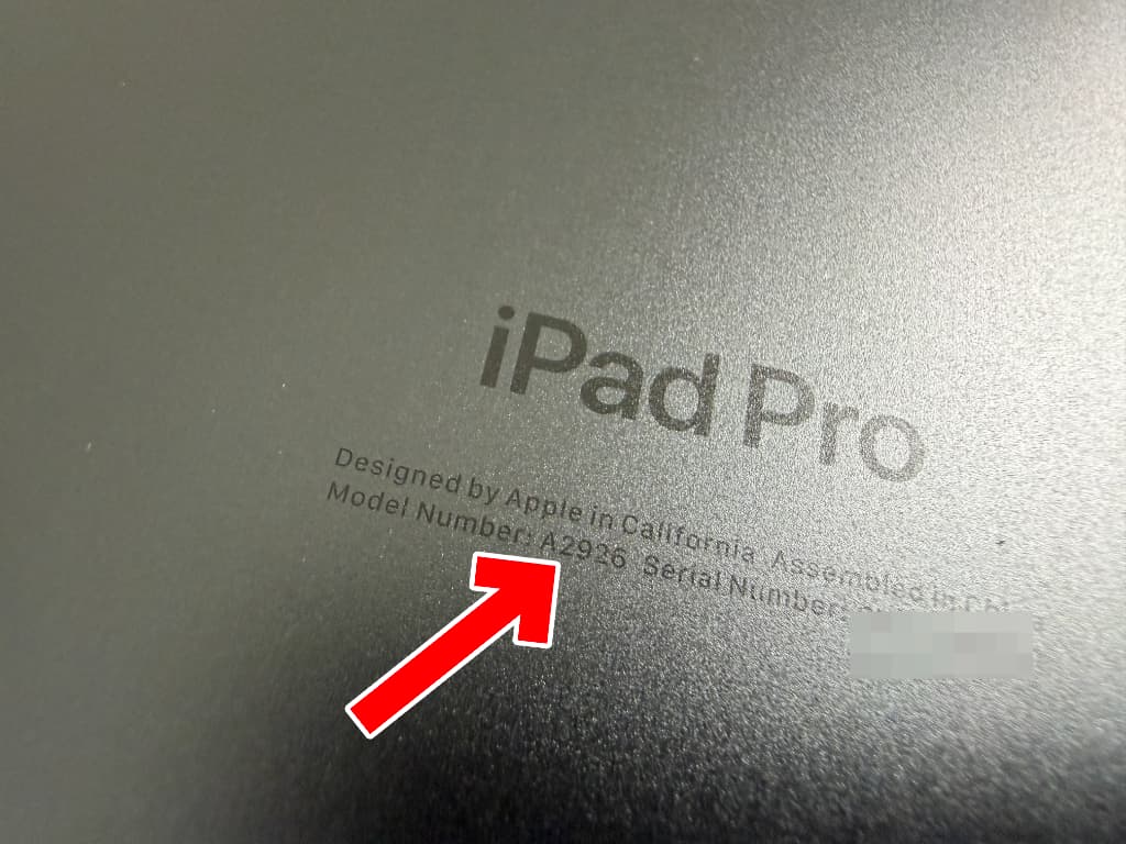 背面に記載されているモデル番号がA2926のiPad Pro 13インチ (M4)が変形した