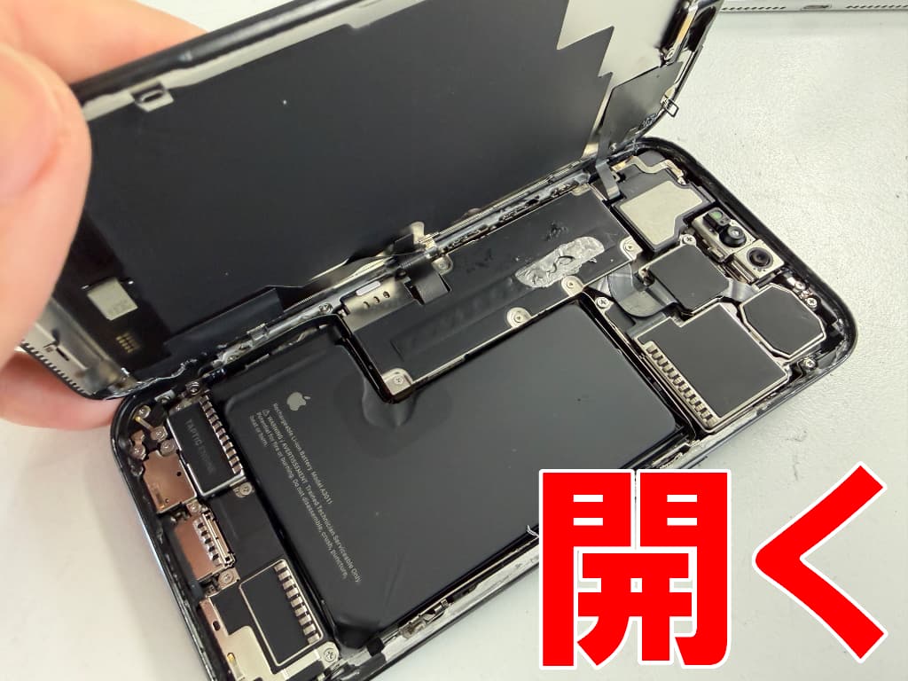 画面を開いて分解したNFCセンサー修理中のiPhone15Pro