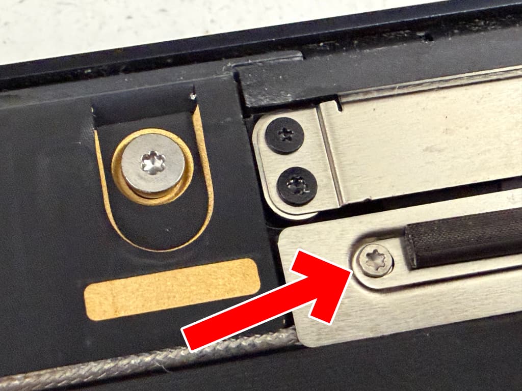 MacBook Air (M2 2022)の本体内に採用されているのはトルクスネジ