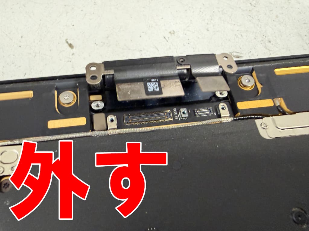 基板から液晶画面コネクタを外したMacBook Air 13インチ(M2 2022)