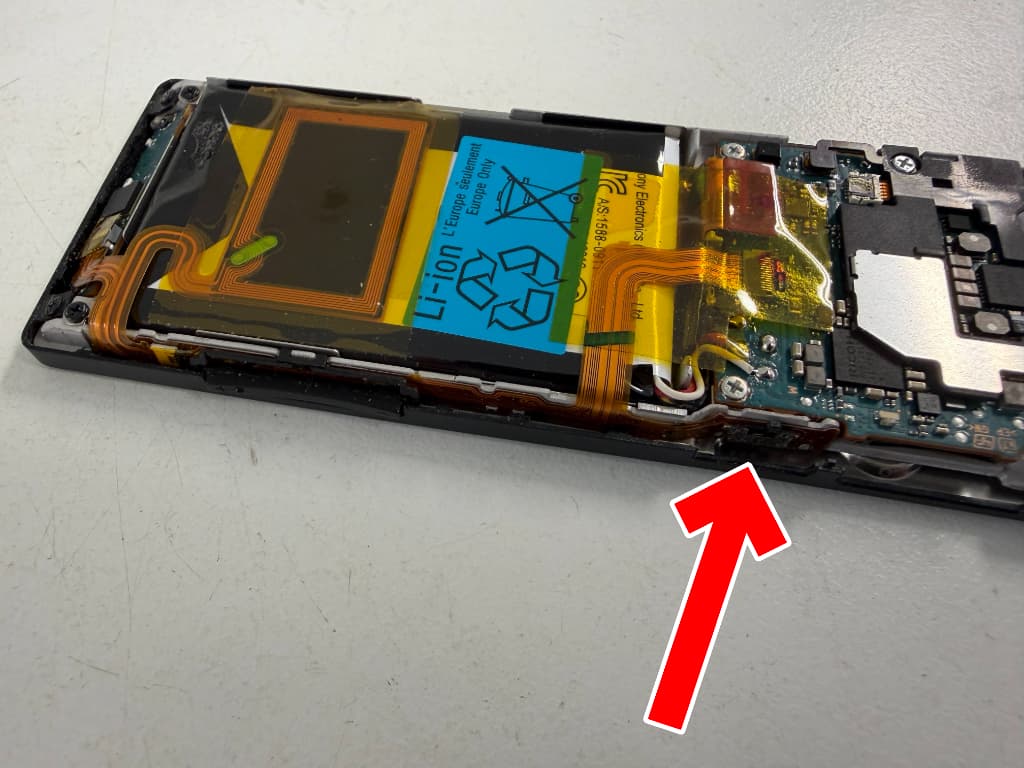 サイドケーブルの一部にホールドスイッチが付いているNW-A25