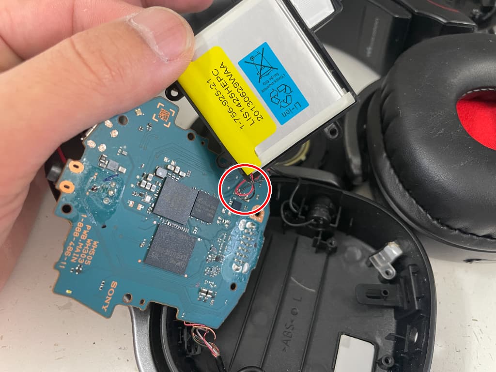 バッテリーがはんだで接続されているWALKMAN NW-WH303