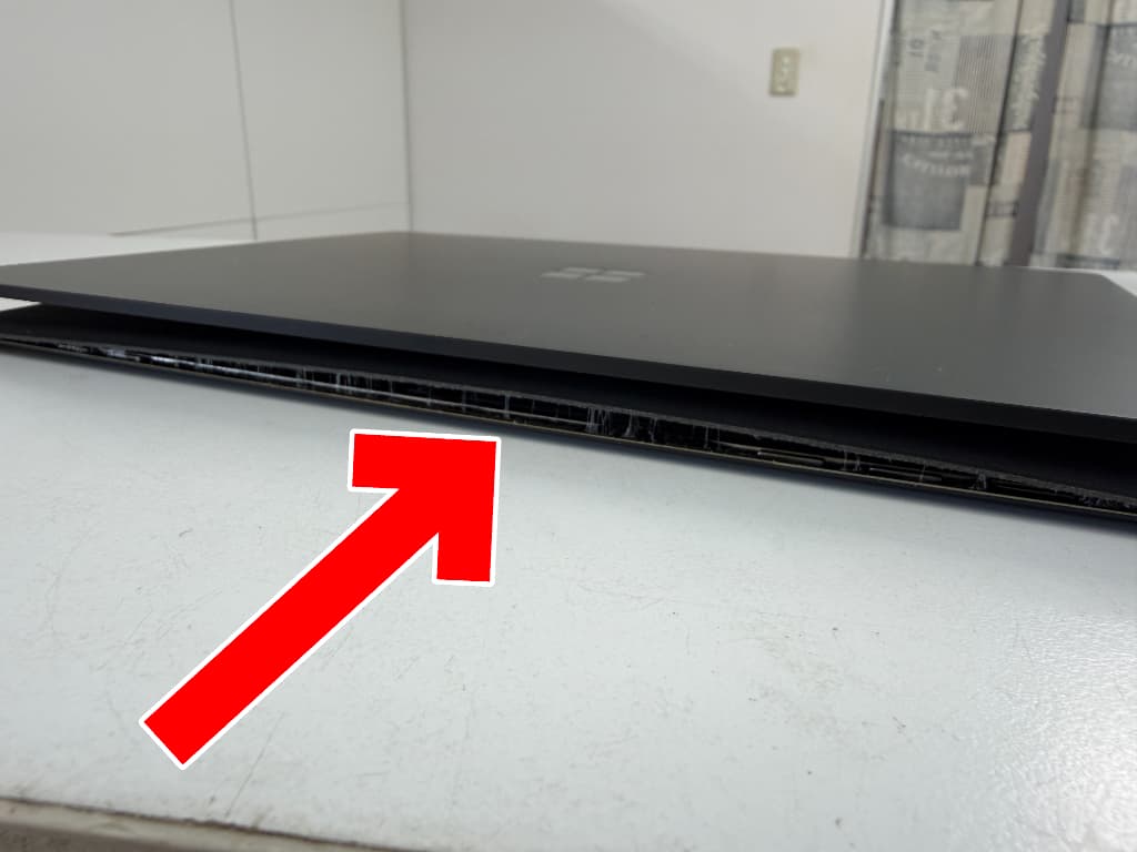 キーボードが浮いている電池交換前のSurfaceLaptop2