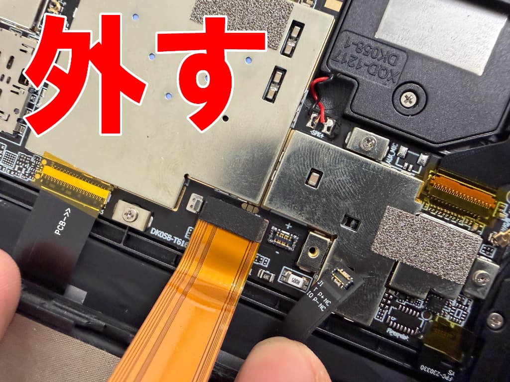 バッテリーコネクタを基板から外した液晶画面修理中のBlackview Tab60