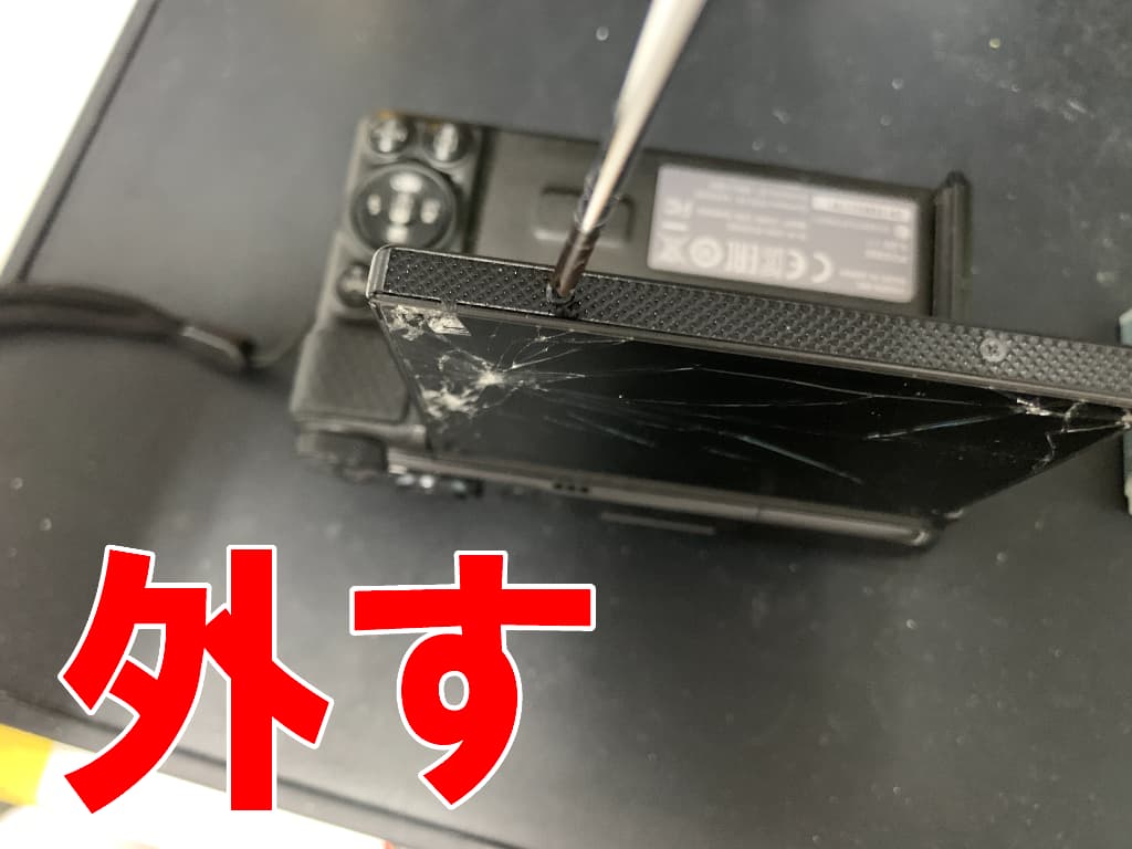 本体側面のプラスネジを外しているLCD交換修理中のパワーショット SX740 HS