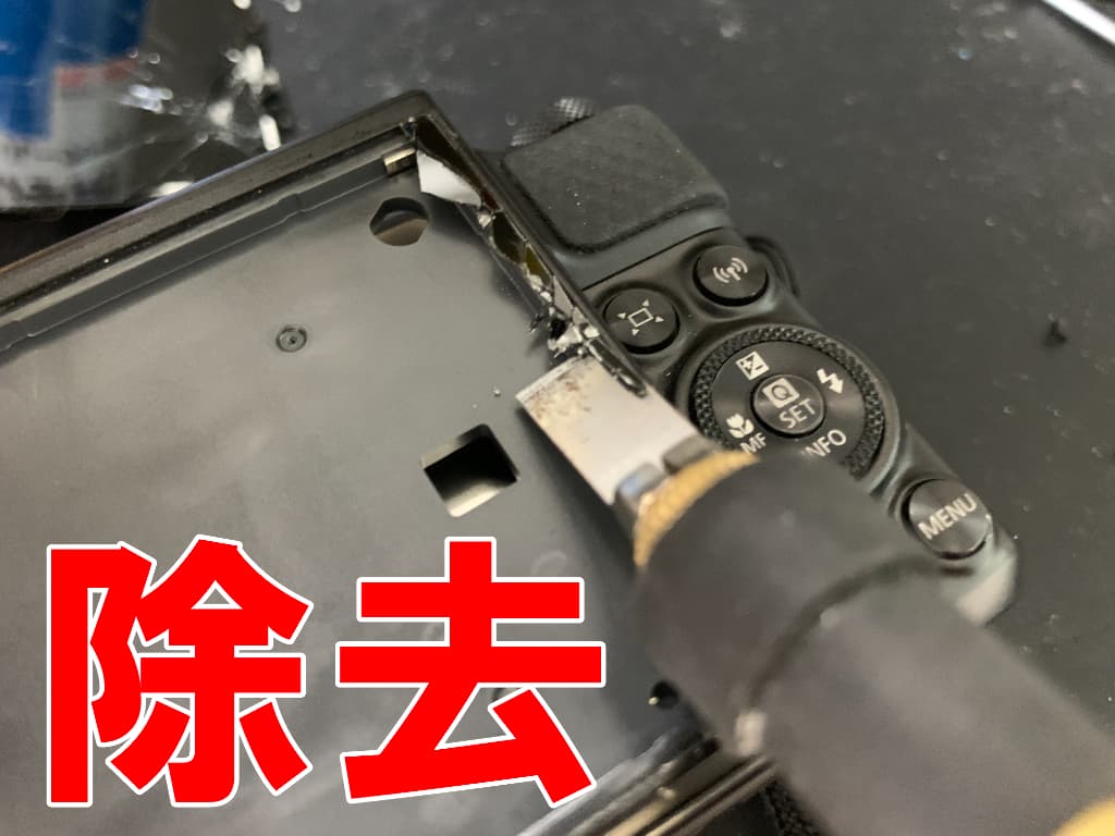 本体フレームに残ったガラスの破片を綺麗に除去しているデジタルカメラPowerShot SX740 HS