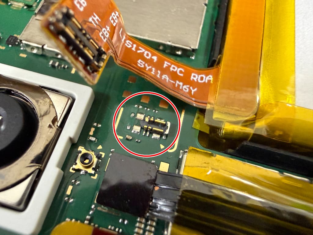 自己修理失敗によりバッテリーコネクタが破損して電源が入らないAQUOS R3