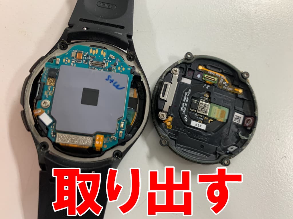 背面パネルを取り出した電池パック交換修理中のGalaxy Watch4 Classic 46mm