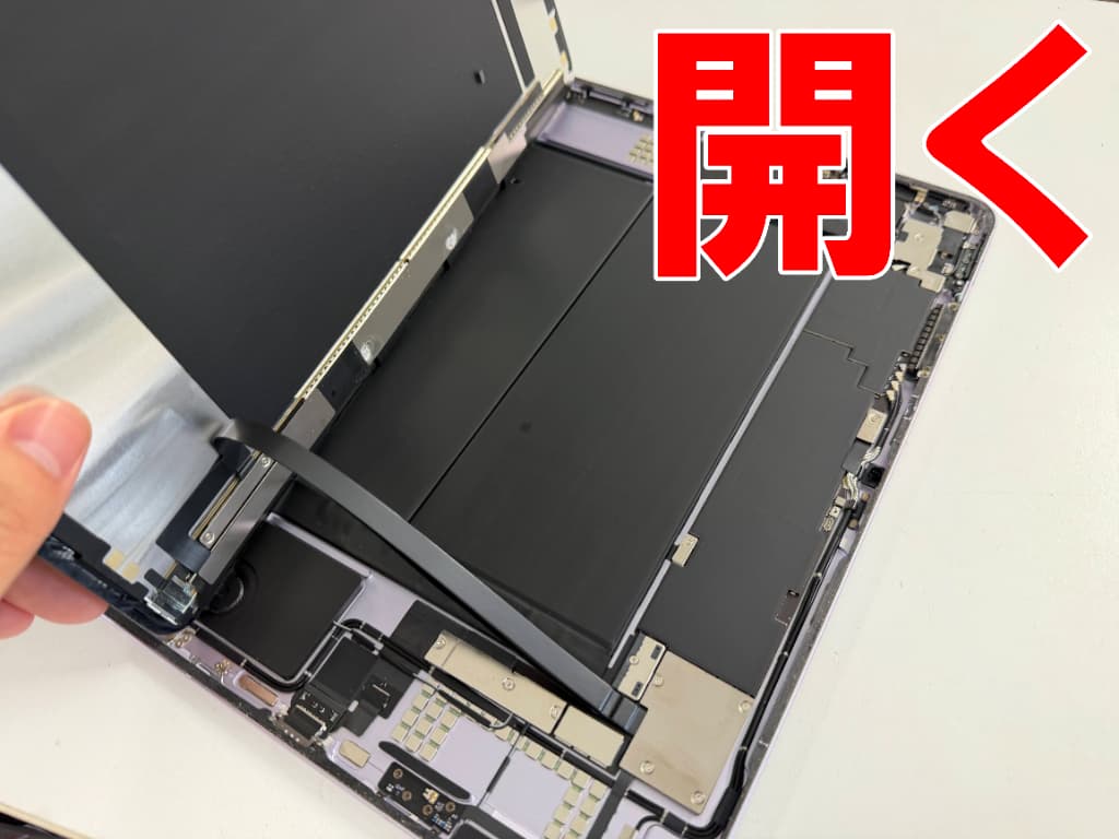 コネクタを外して画面を大きく開いて分解したLCD交換修理後のiPad Air 13inch M2