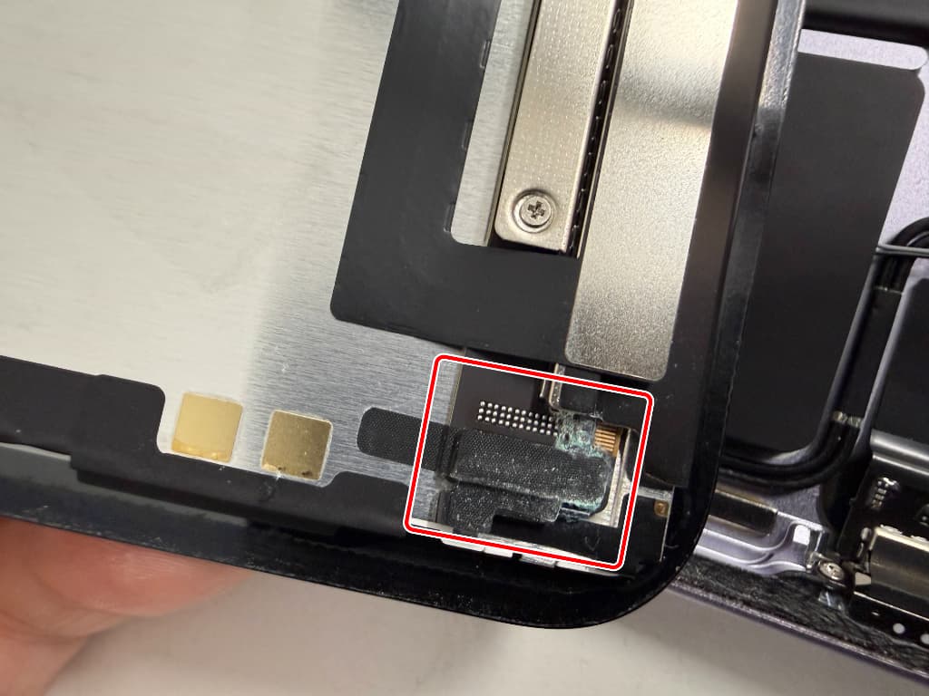 液晶画面内部のコネクタが腐食しているiPad Air 13インチ M2