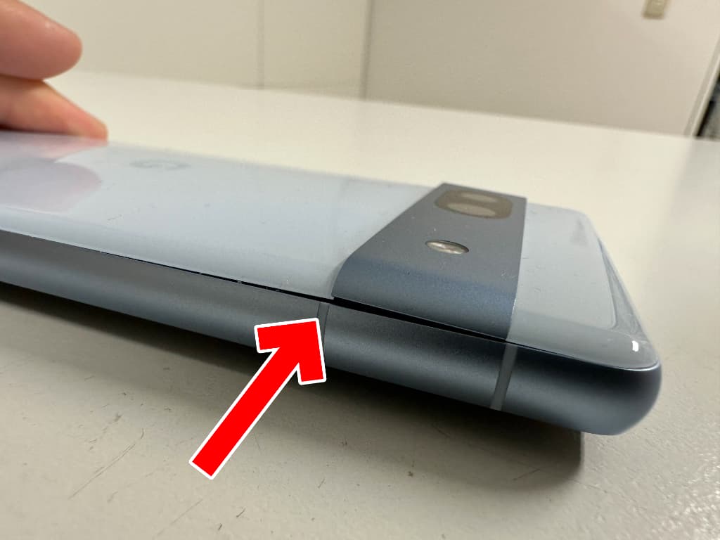 バックパネルの一部が浮いている電池パック交換修理前のPixel7a