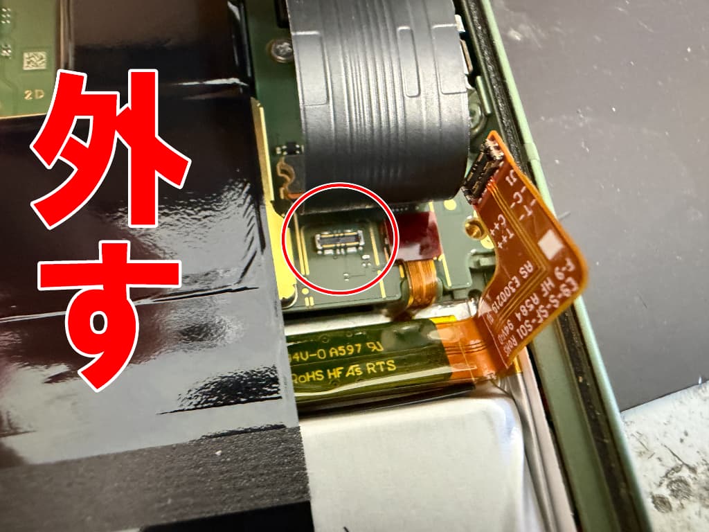 基板からバッテリーコネクタを外した画面交換修理中のAQUOS sense10