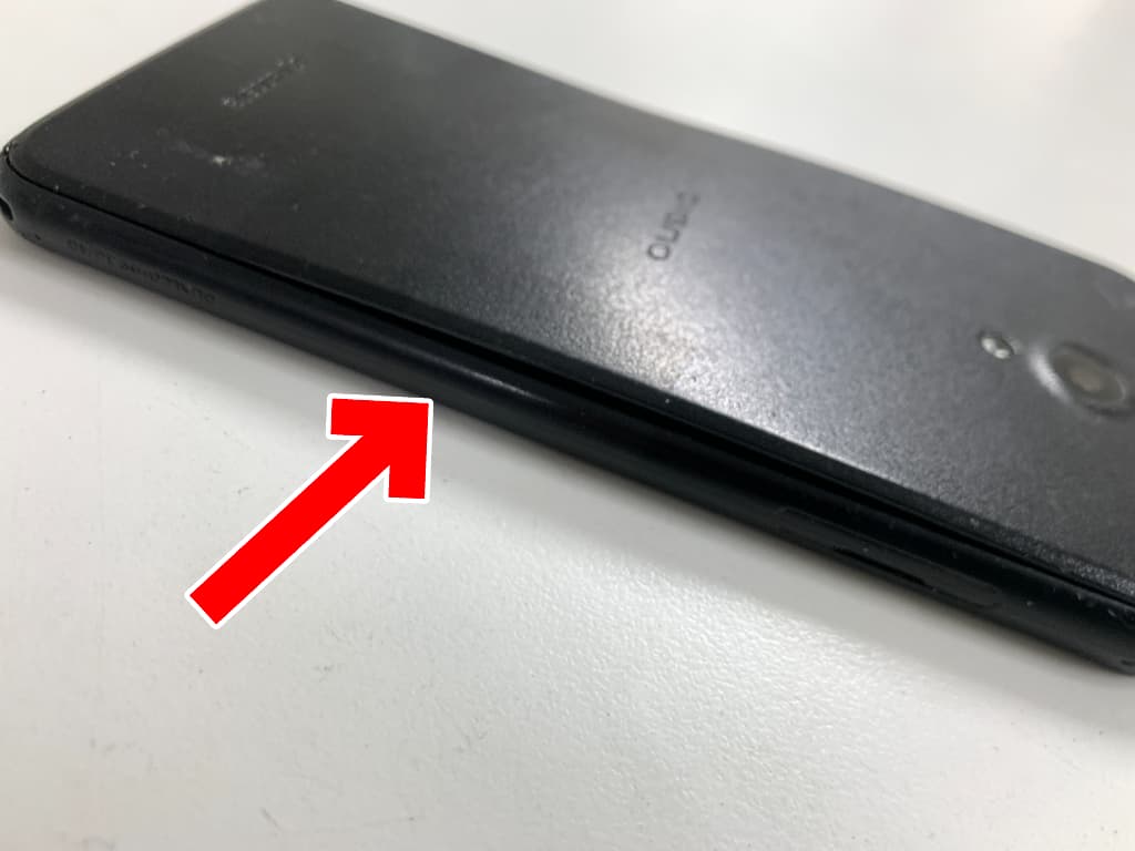 バッテリー膨張により背面パネルが浮いているDIGNO BX(901KC)