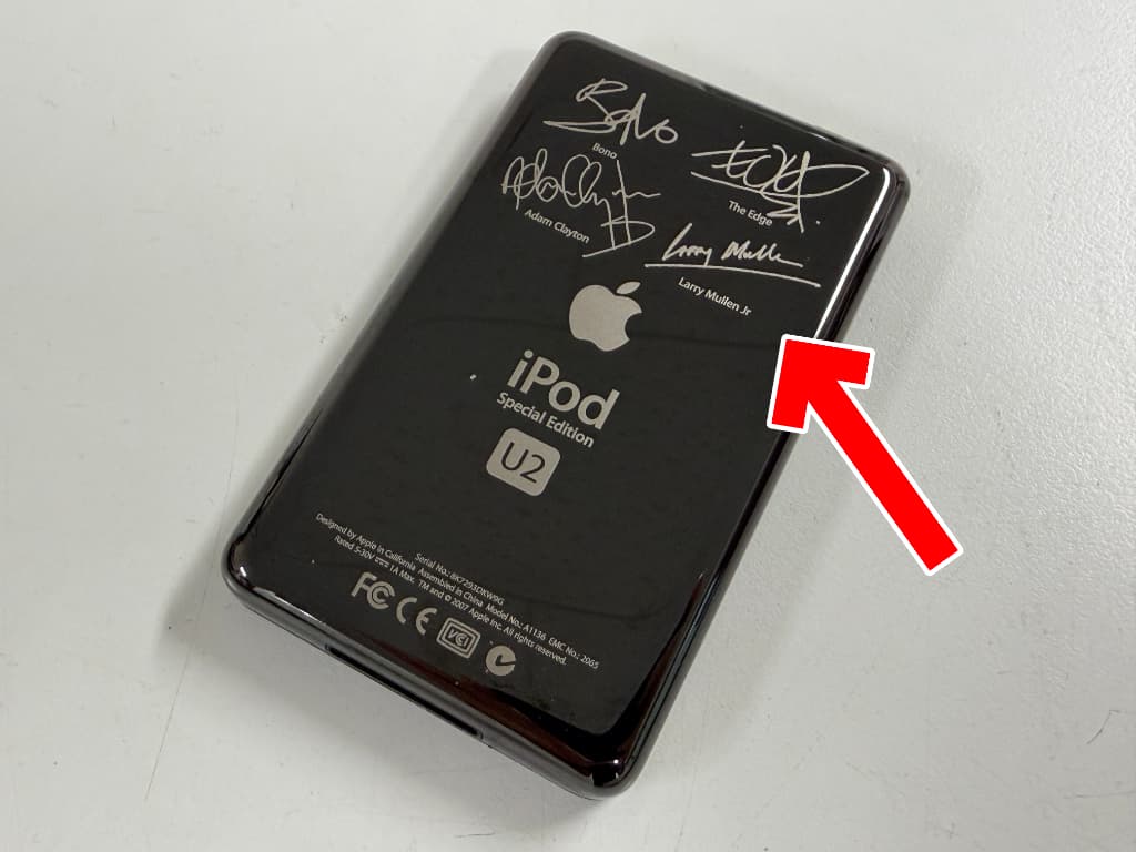 背面パネルにU2のメンバーのサインが刻印されているiPod classic