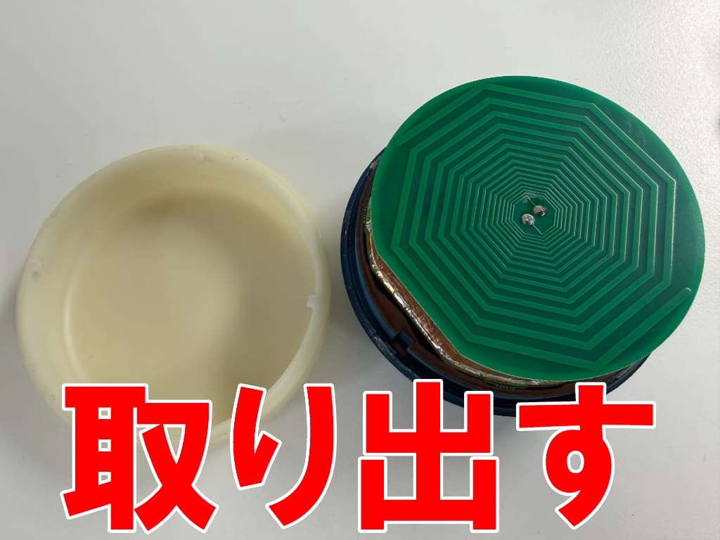 外装を取り出したバッテリー交換修理中の測量端末LRTK Pro2