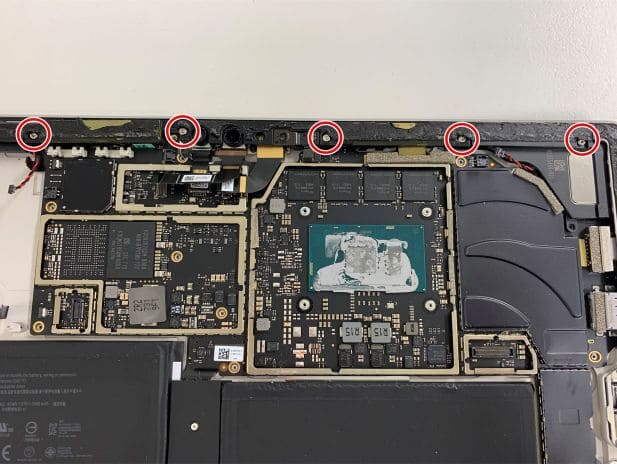 Surface Pro5本体内部の上部のネジ