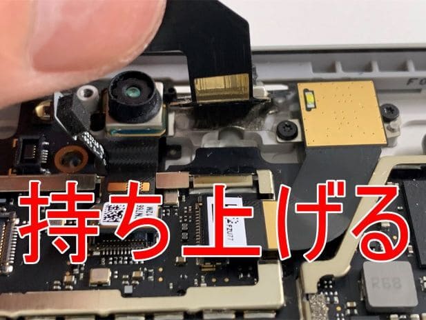 真ん中のカメラパーツを剥がして持ち上げたSurface Pro5